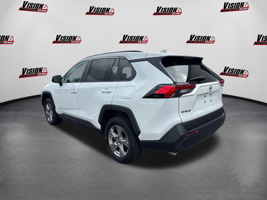 2022 Toyota RAV4 XLE photo 5
