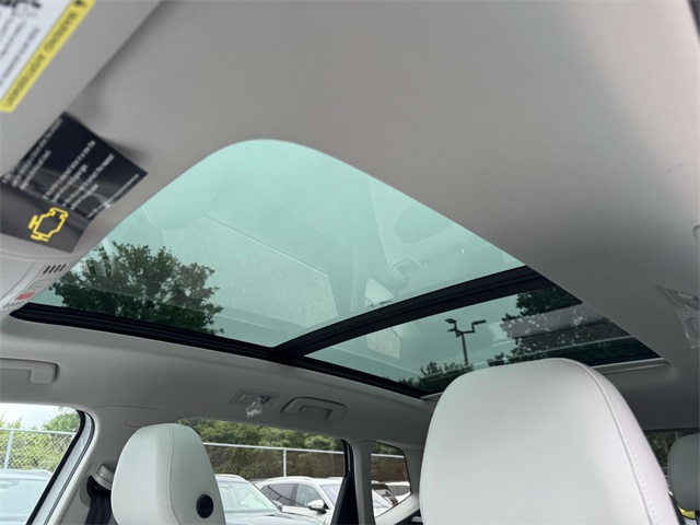 2025 Volkswagen Taos SE photo 3