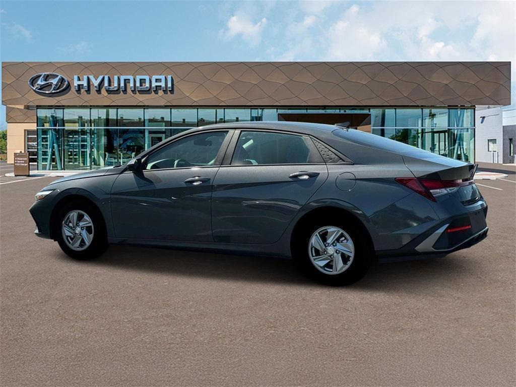 2025 Hyundai Elantra SE photo 2