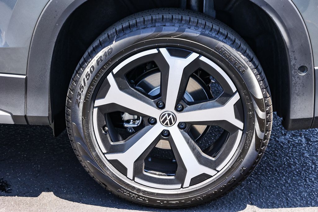 2025 Volkswagen Tiguan SE photo 2