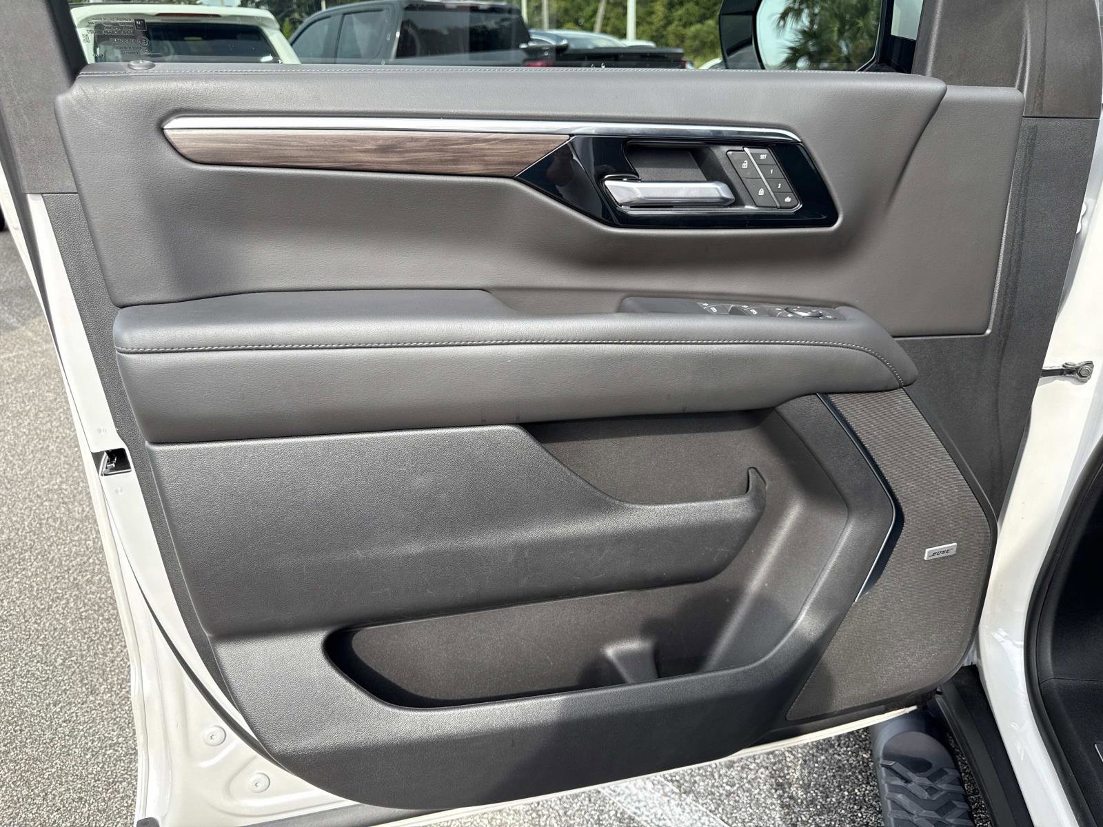2025 Chevrolet Suburban Z71 photo 17