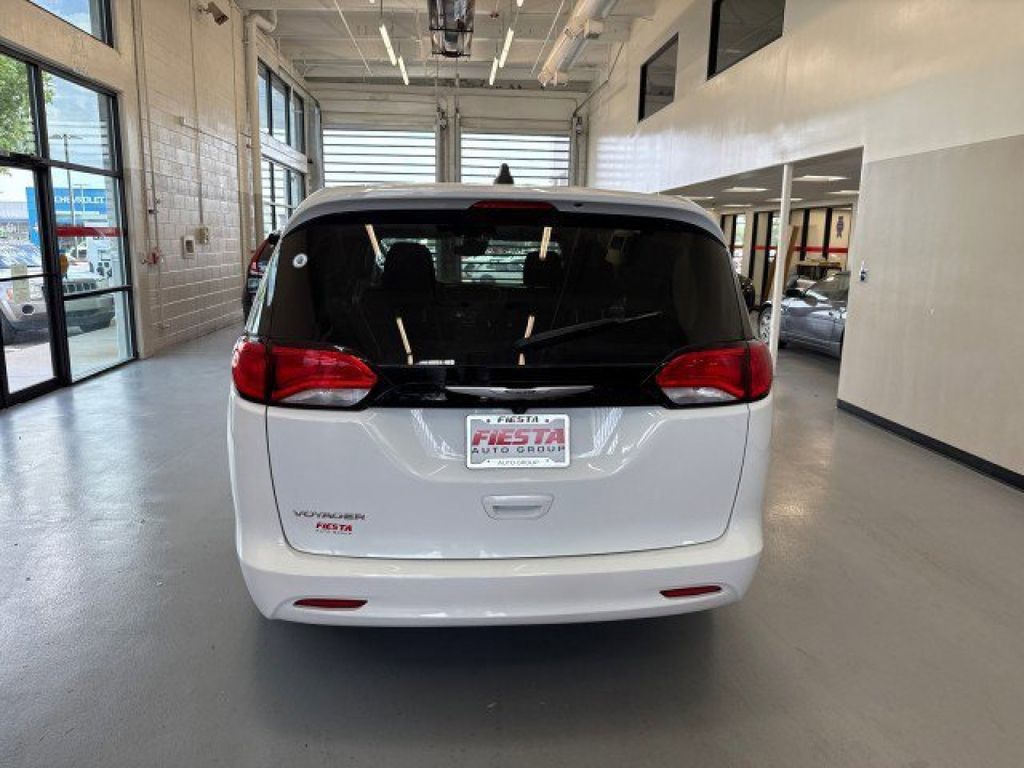 2023 Chrysler Voyager LX photo 5