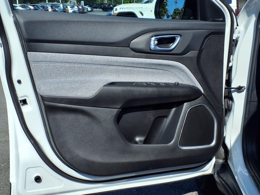 2025 Jeep Compass Latitude photo 3