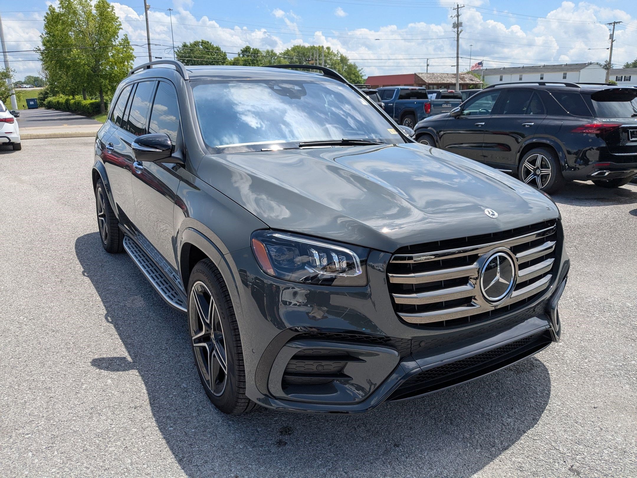 2025 Mercedes Benz GLS 450 4MATIC photo 3