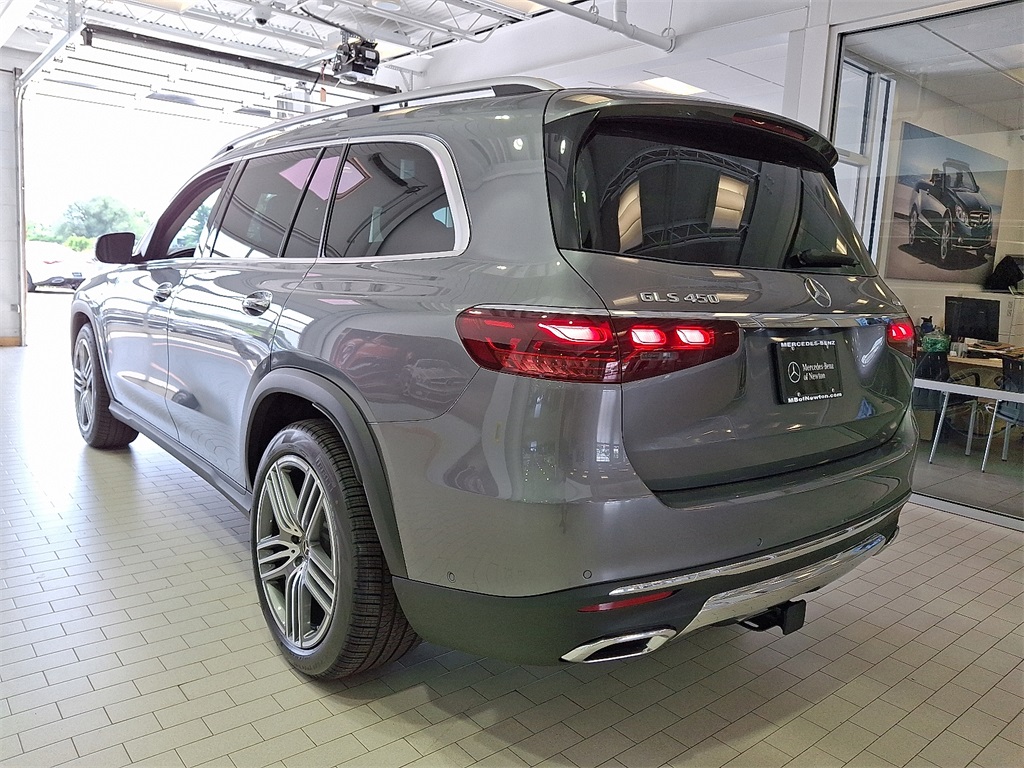 2025 Mercedes Benz GLS 450 4MATIC photo 3