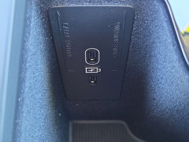 2025 Volvo XC60 B5 Plus photo 8