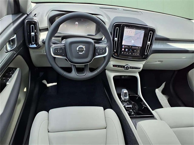 2026 Volvo XC40 Plus AWD photo 4