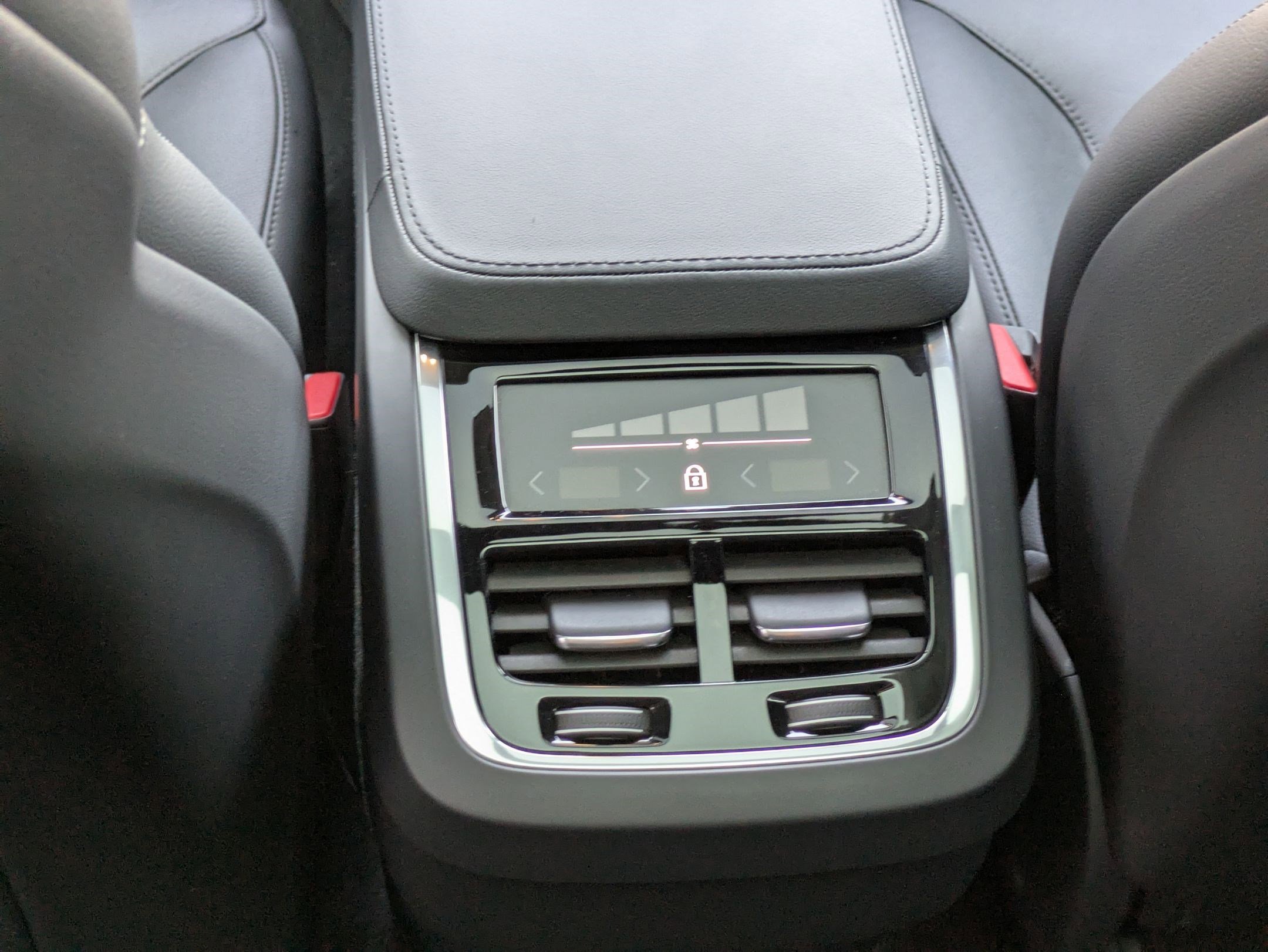 2025 Volvo XC90 Core photo 26