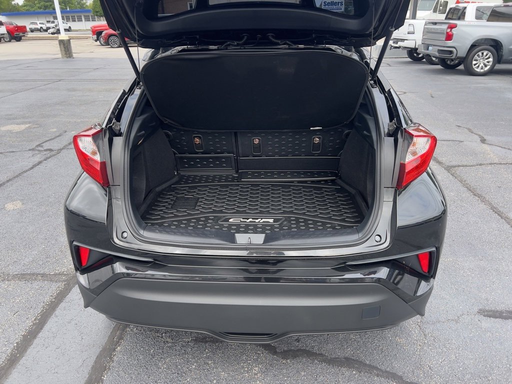 2020 Toyota C-HR LE photo 6