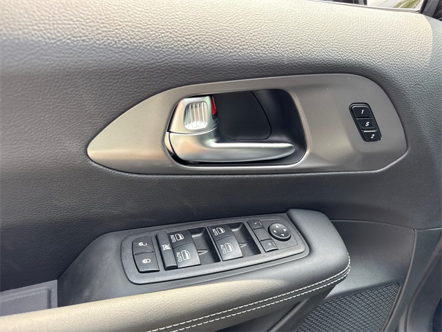 2025 Chrysler Pacifica photo 11