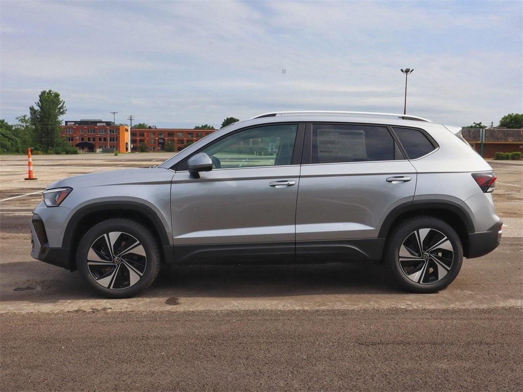 2025 Volkswagen Taos SE photo 2