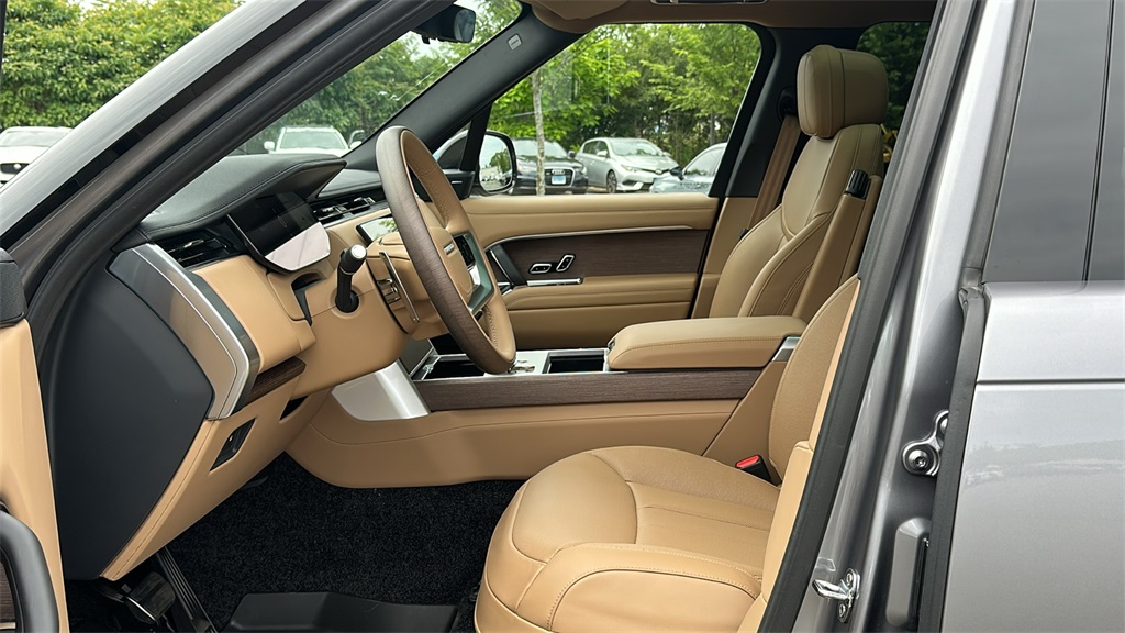 2025 Land Rover Range Rover SE photo 11