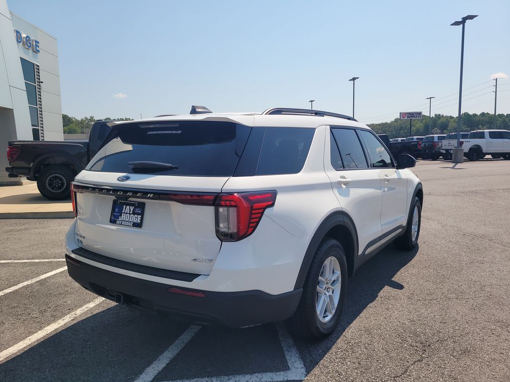 2025 Ford Explorer photo 2