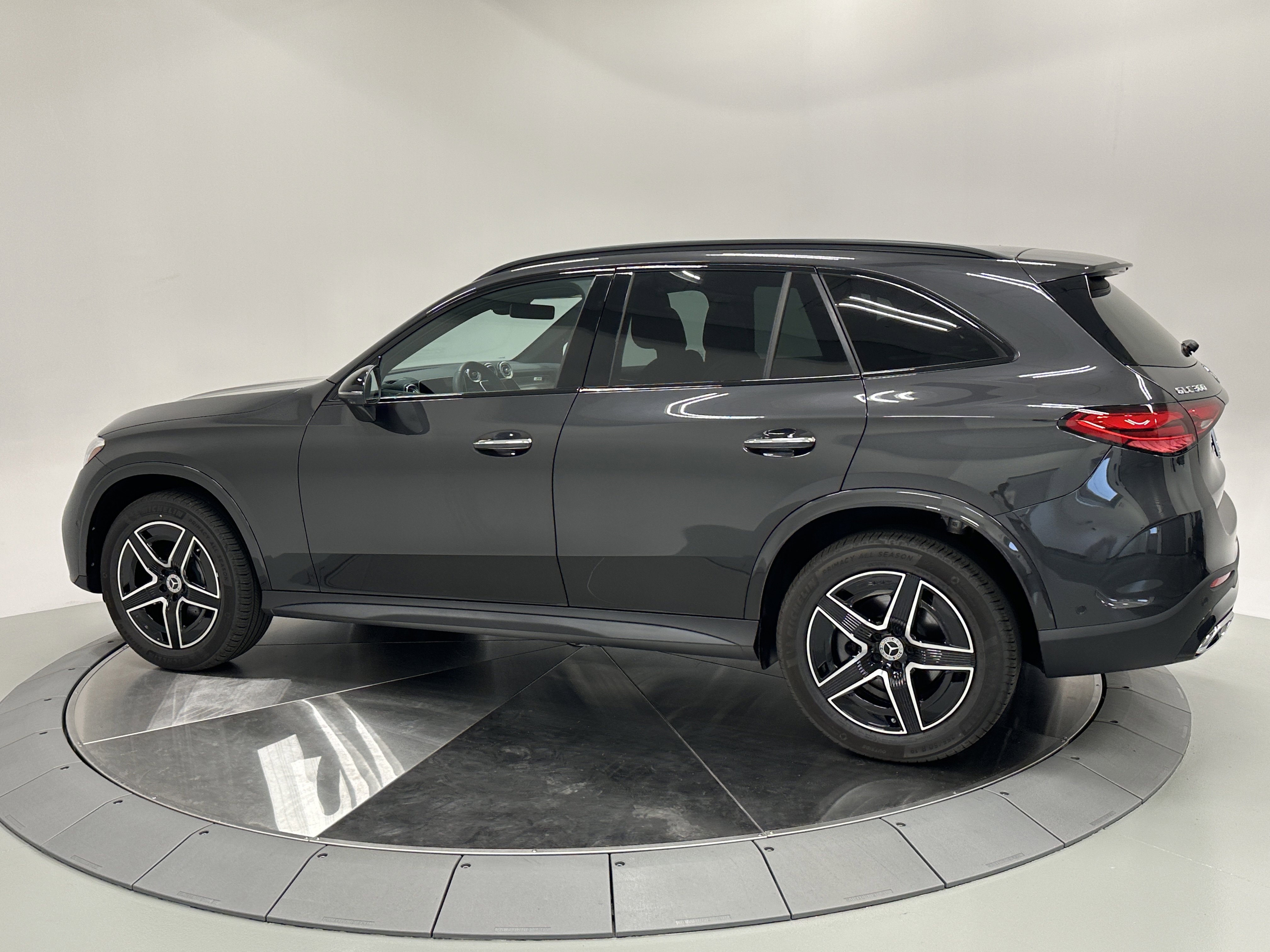2025 Mercedes Benz GLC 300 photo 4