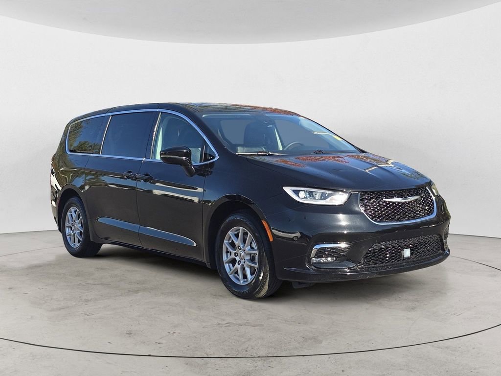 2024 Chrysler Pacifica Touring L's photo