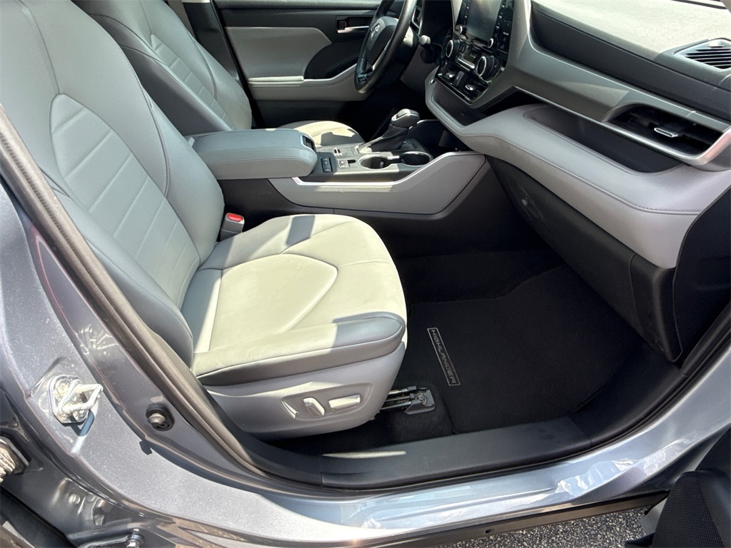 2021 Toyota Highlander XLE photo 13