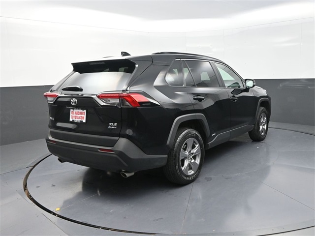 2025 Toyota RAV4 Hybrid XLE photo 4