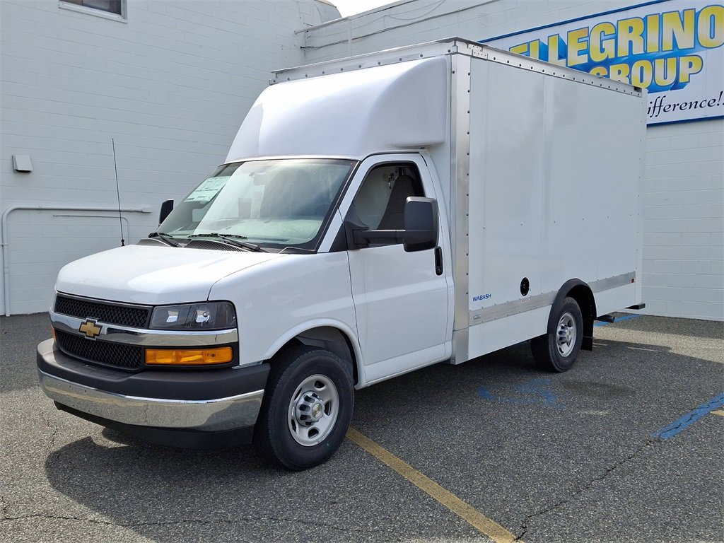 2025 Chevrolet Express Cutaway 3500 photo 2