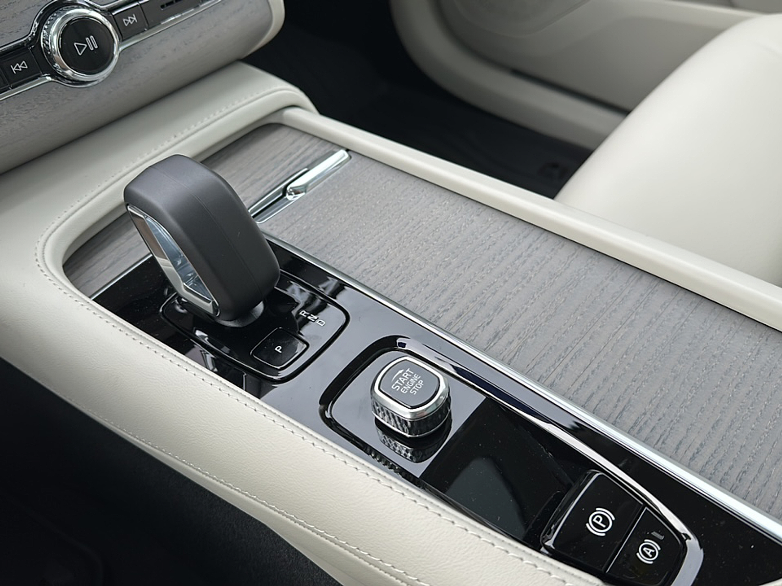 New 2025 Crystal White Volvo T8 Plus 7-Seater image 26