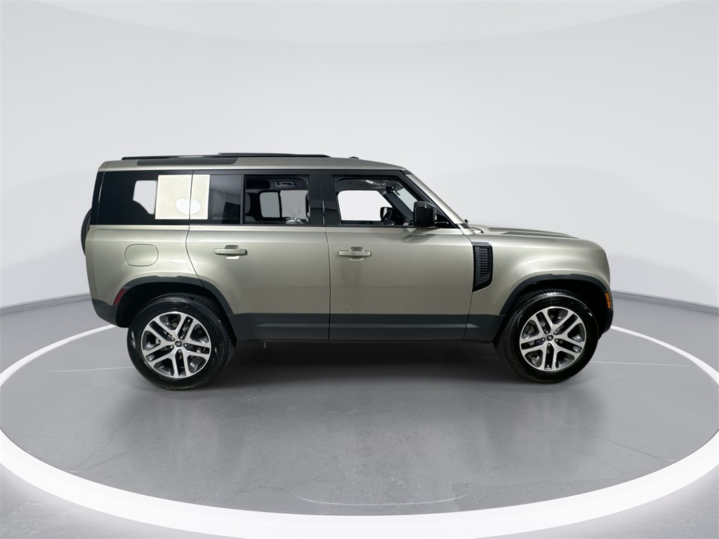 2025 Land Rover Defender 110 S photo 9