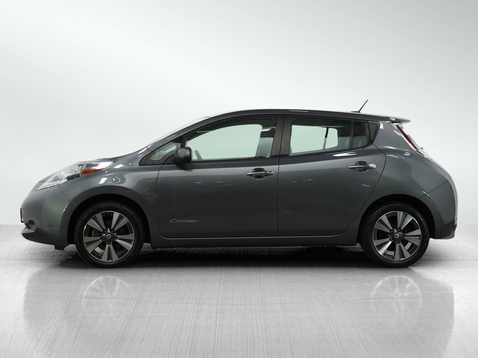 Used 2017 Nissan LEAF SV with VIN 1N4BZ0CP2HC307595 for sale in Minneapolis, MN
