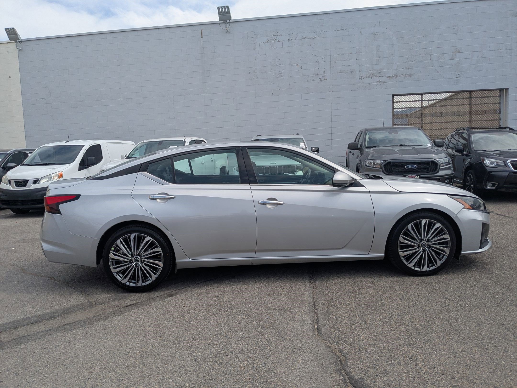 2023 Nissan Altima 2.5 SL photo 2