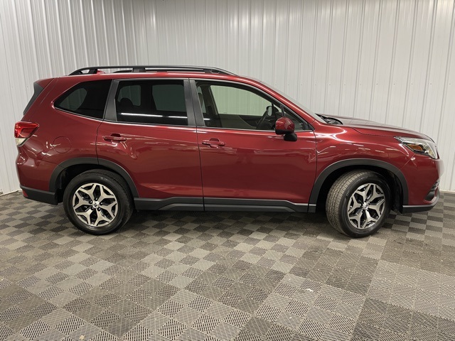 2022 Subaru Forester Premium photo 2