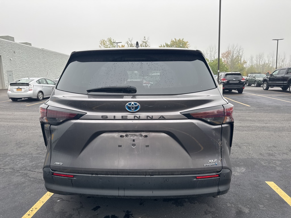 2023 Toyota Sienna XLE photo 3
