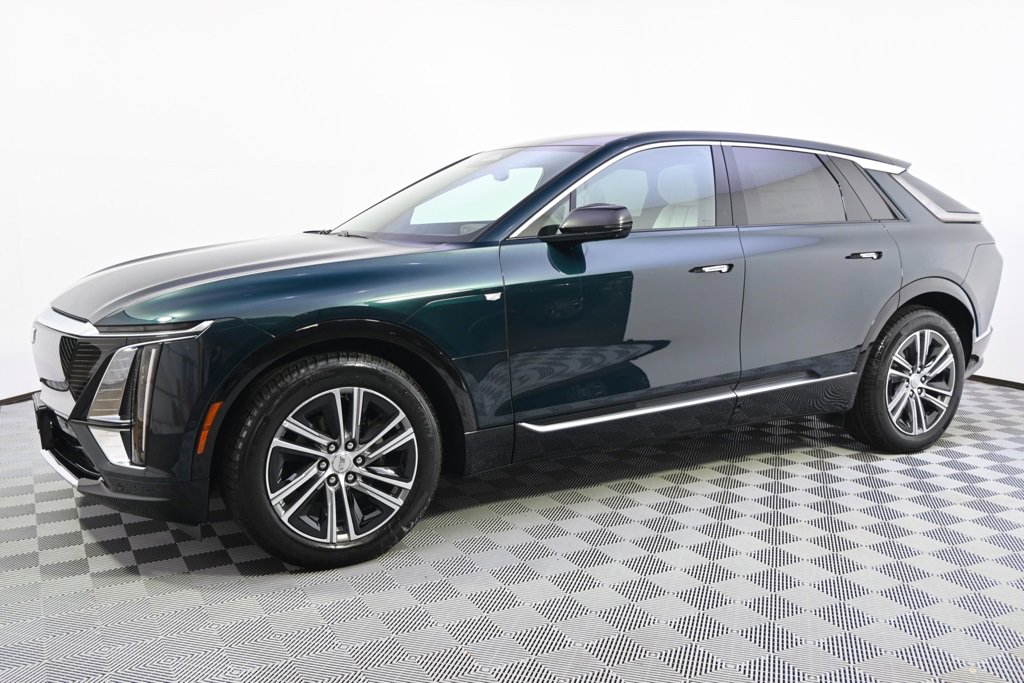 2025 Cadillac Lyriq Luxury photo 2