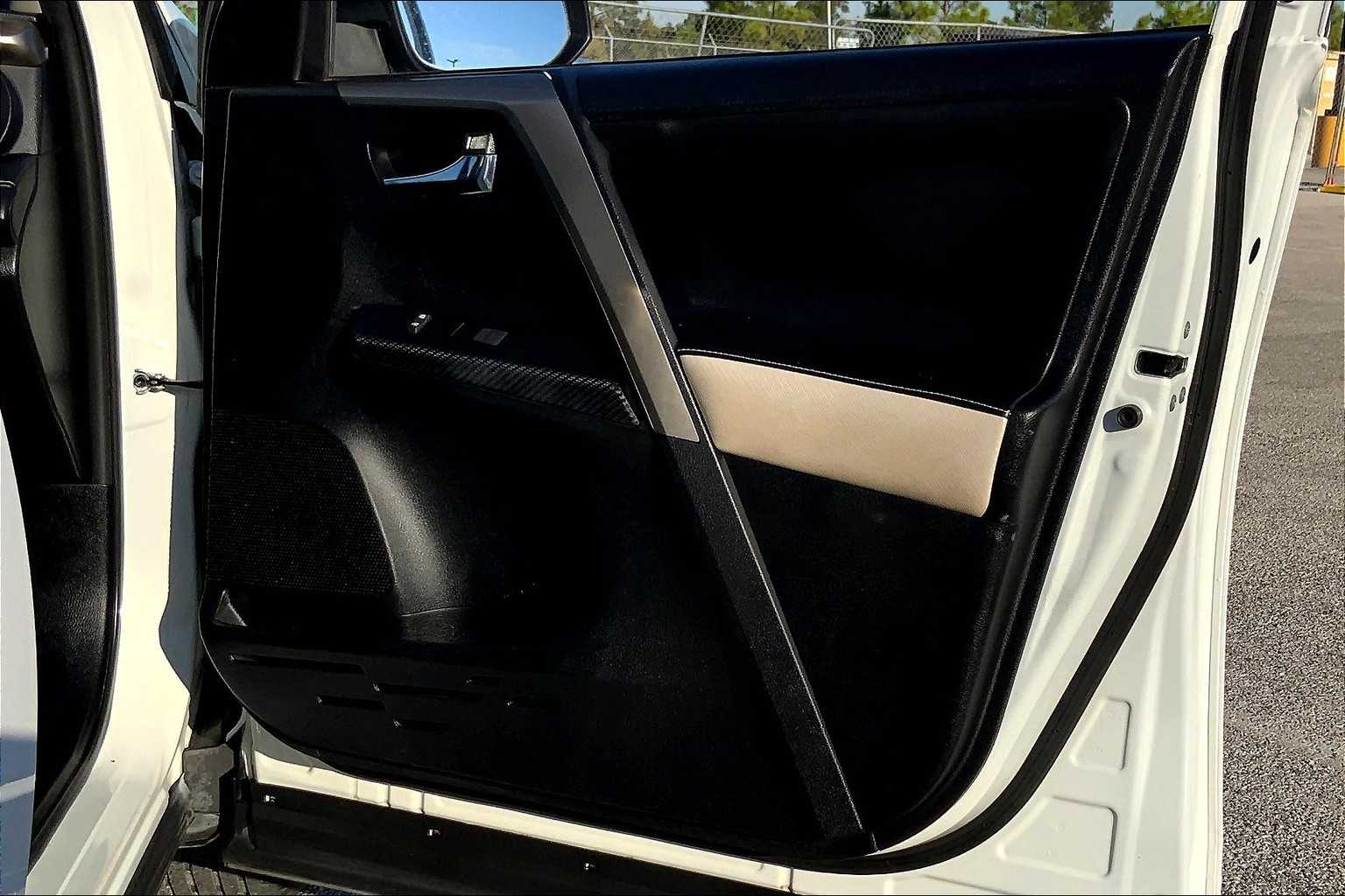 2015 Toyota RAV4 XLE photo 20