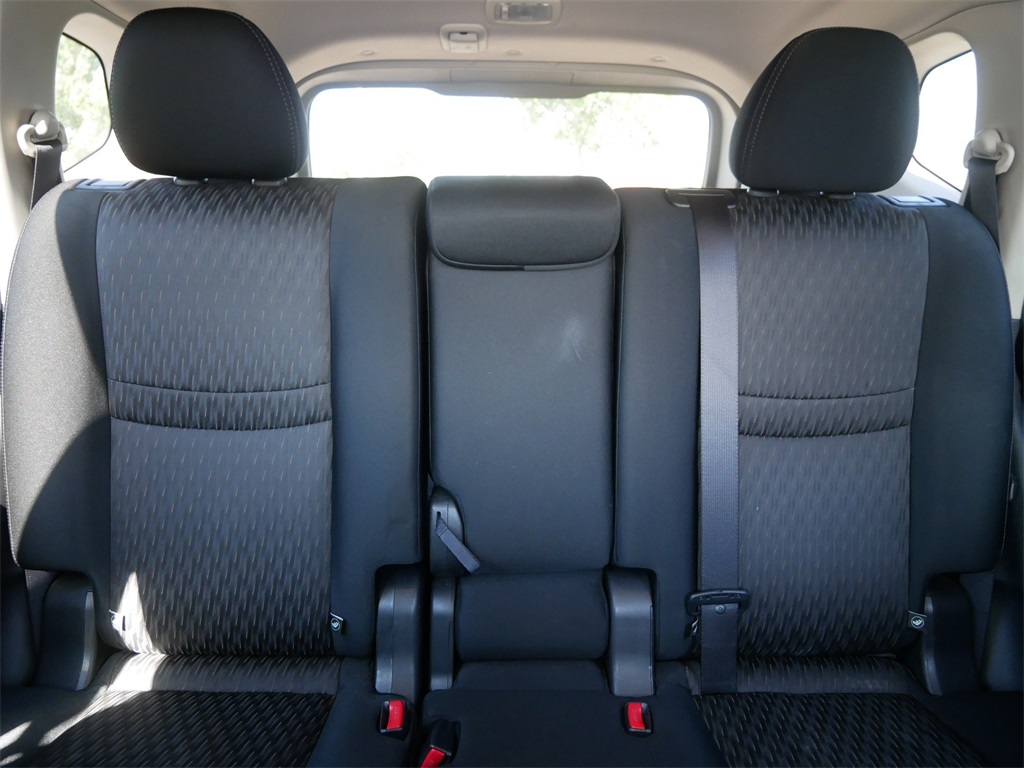 2017 Nissan Rogue SV photo 17