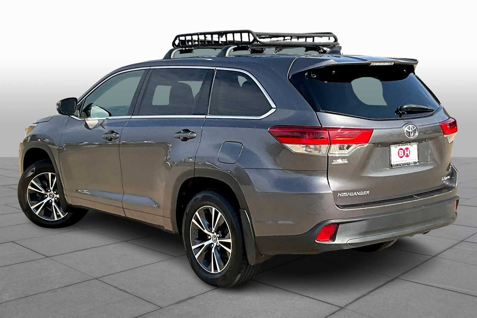 2017 Toyota Highlander LE Plus photo 11