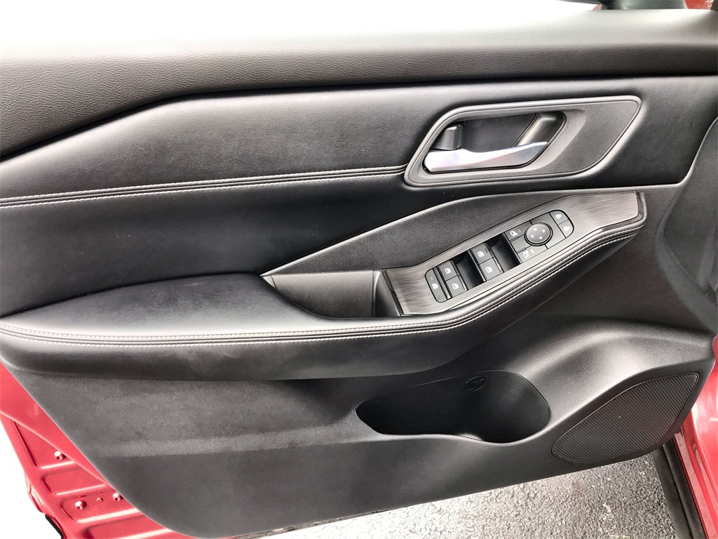 2025 Nissan Rogue SV photo 13