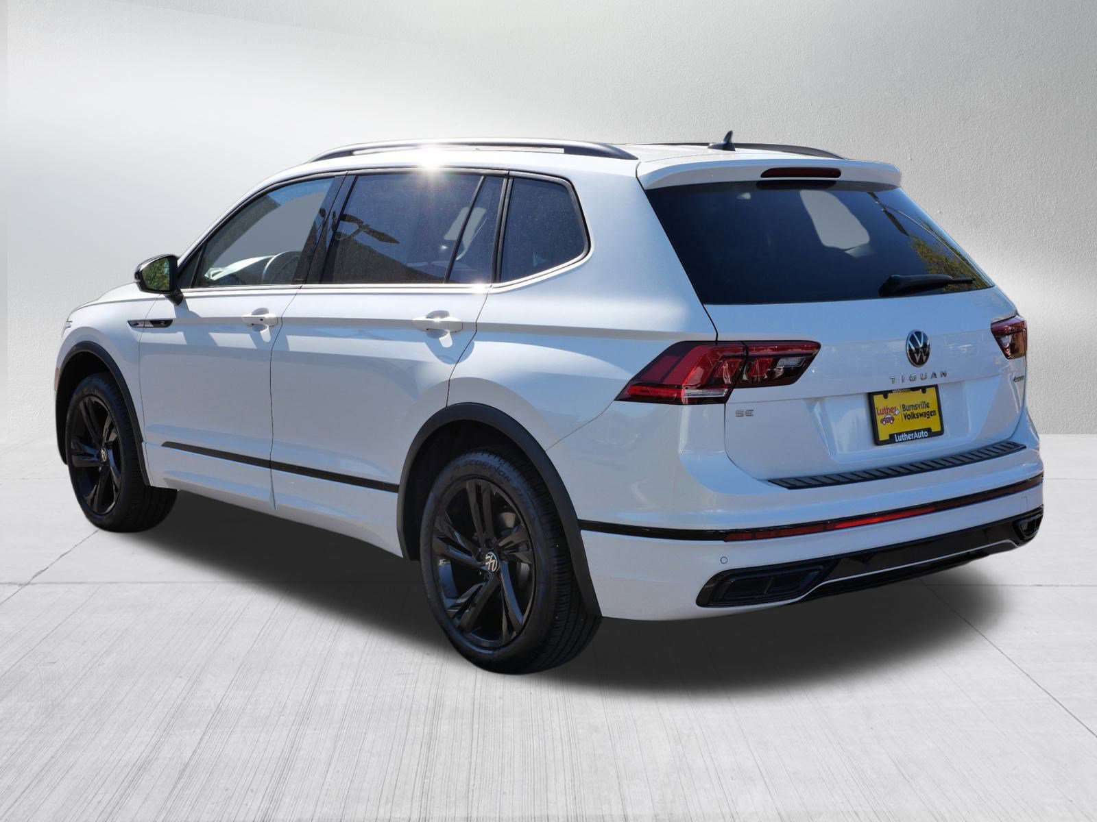 2024 Volkswagen Tiguan SE R-Line Black photo 2
