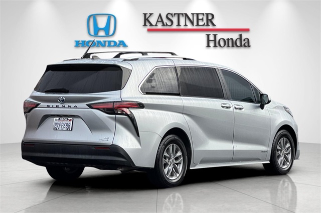 2021 Toyota Sienna LE photo 4