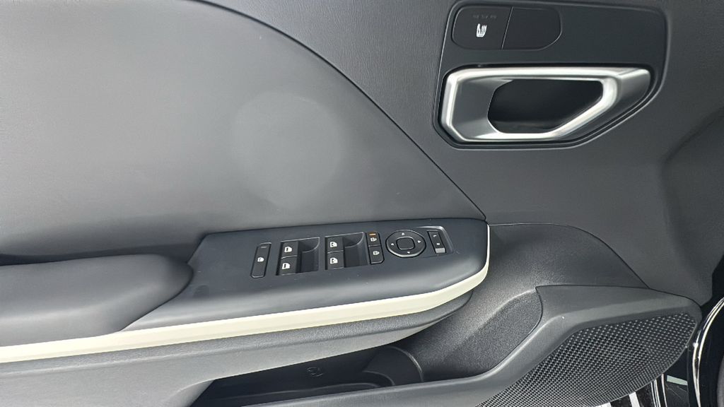 2025 Kia K4 GT-Line photo 16