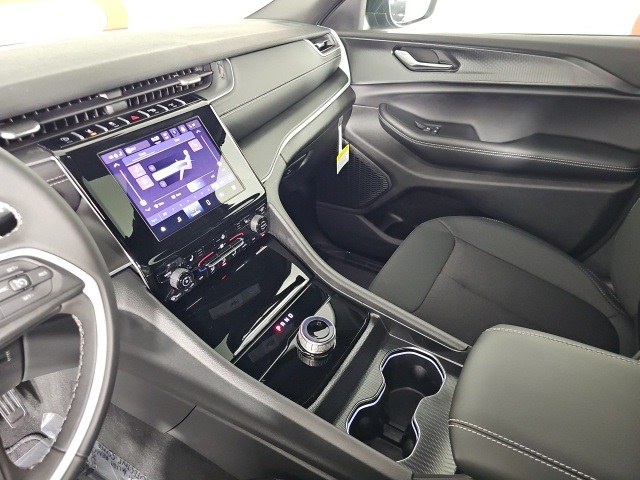 2025 Jeep Grand Cherokee Laredo X photo 22