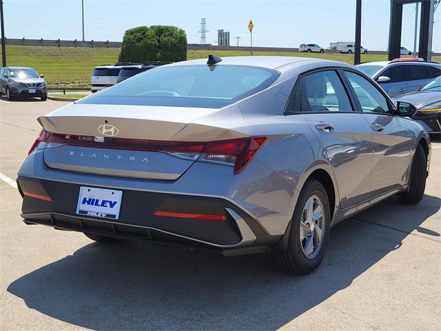 2025 Hyundai Elantra SE photo 4