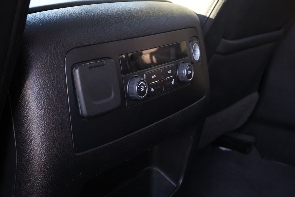 2019 Gmc Yukon SLT photo 35