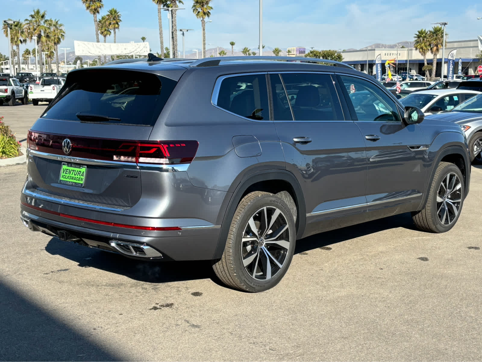 2025 Volkswagen Atlas SEL Premium R-Line photo 3