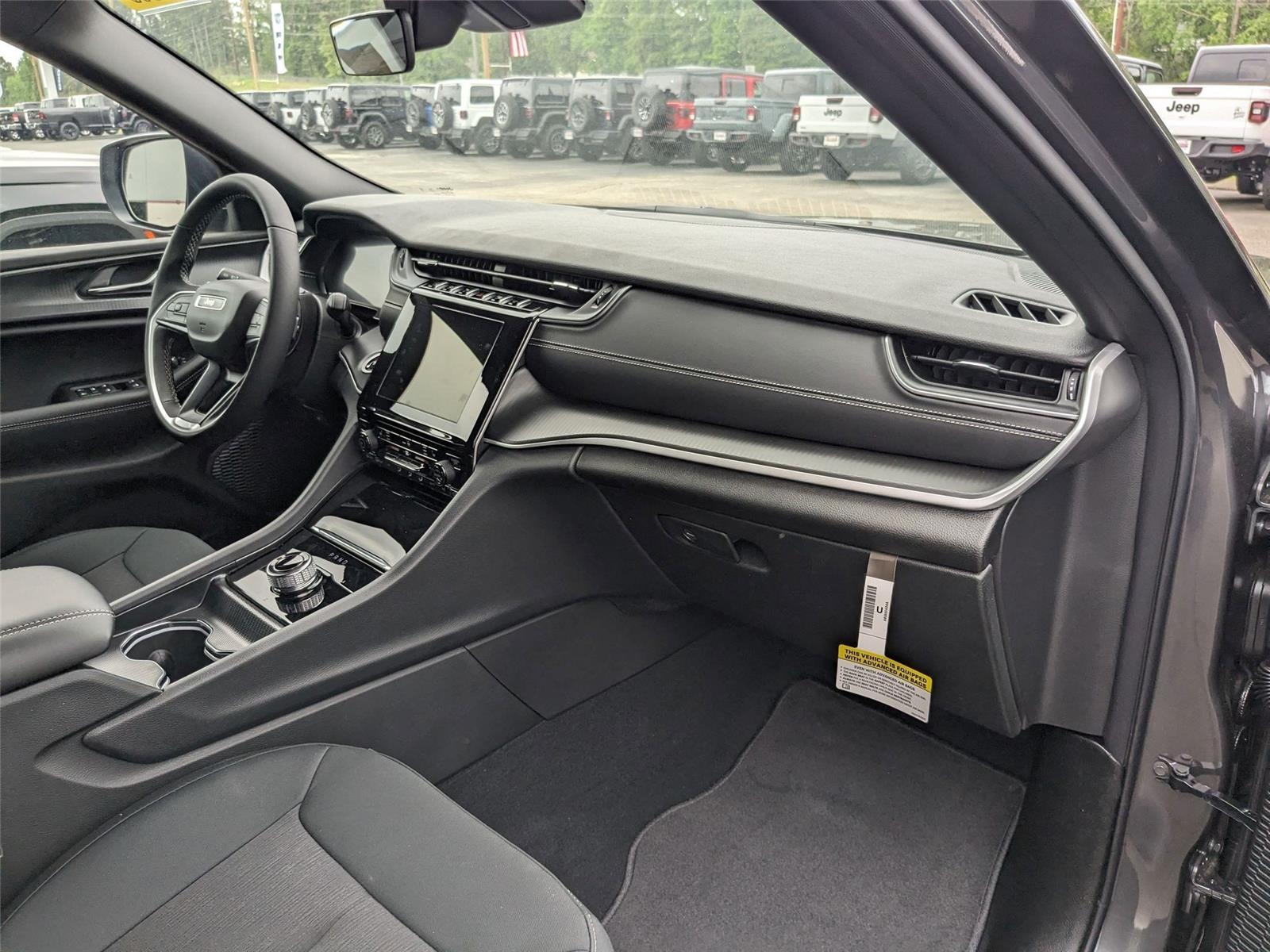 2025 Jeep Grand Cherokee Laredo X photo 18
