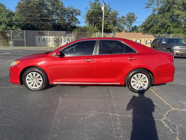 2013 Toyota Camry LE photo 2