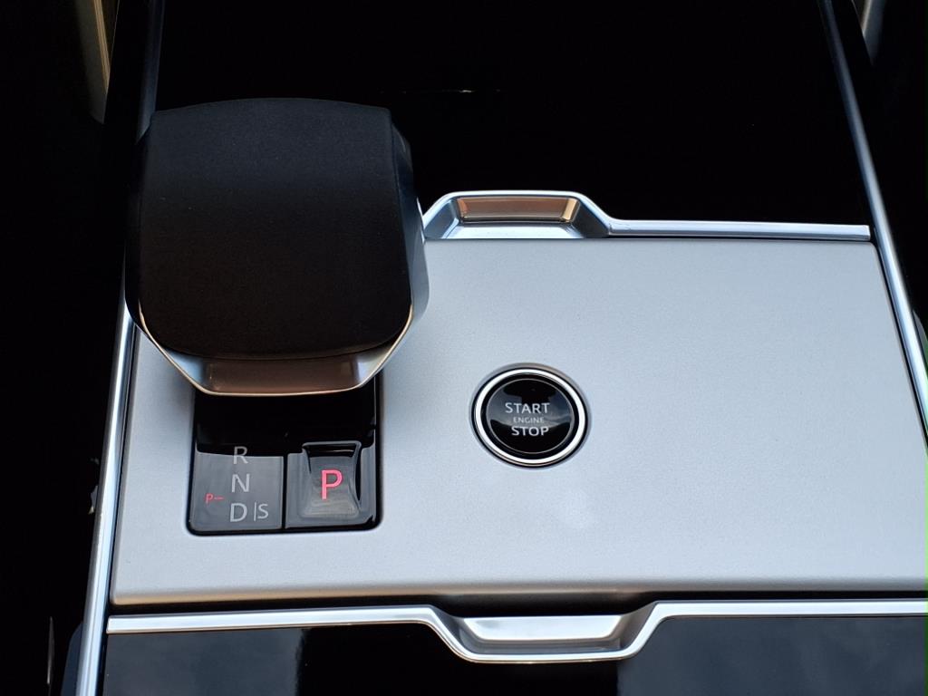2025 Land Rover Range Rover SE photo 12