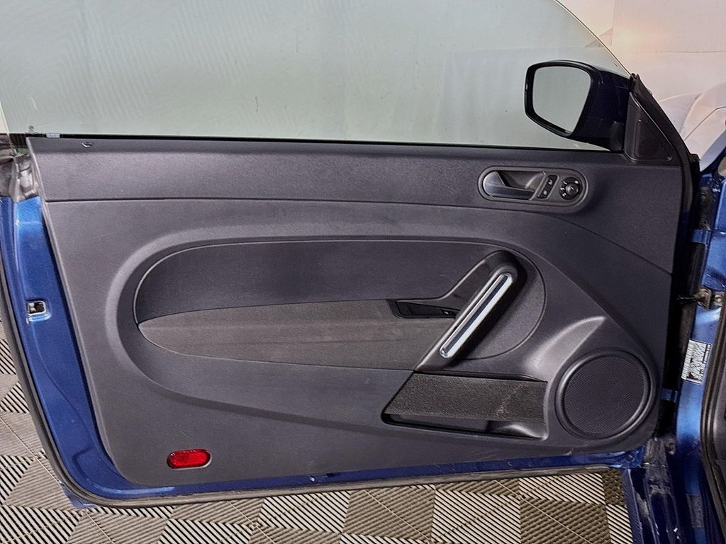 2018 Volkswagen Beetle S photo 10