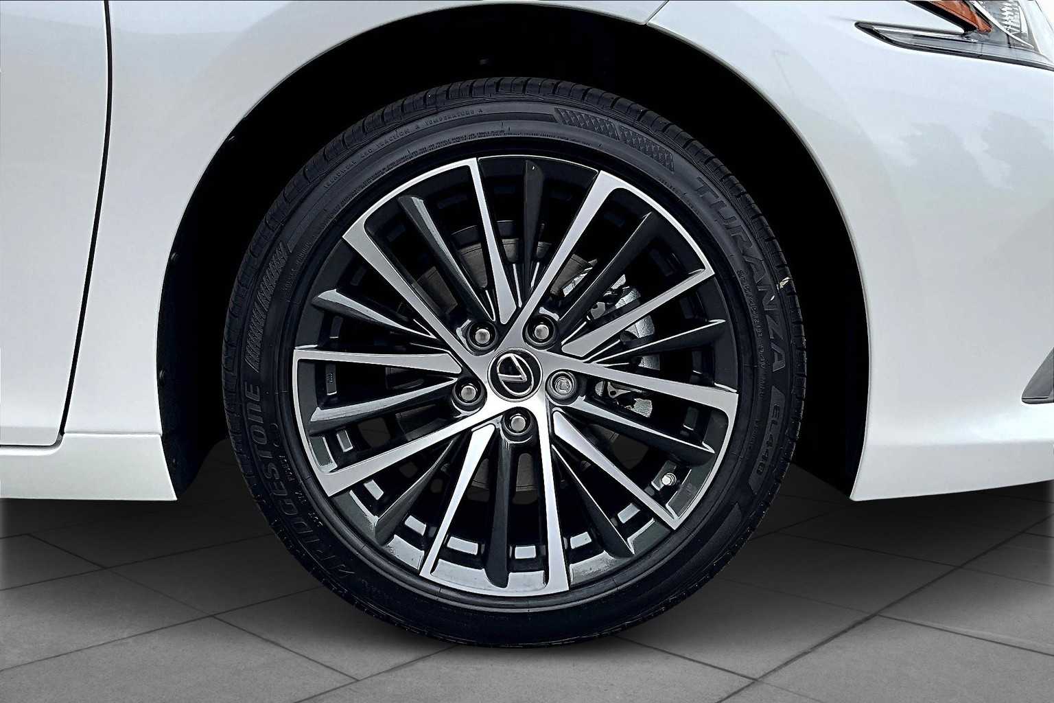 2025 Lexus ES 300h photo 8