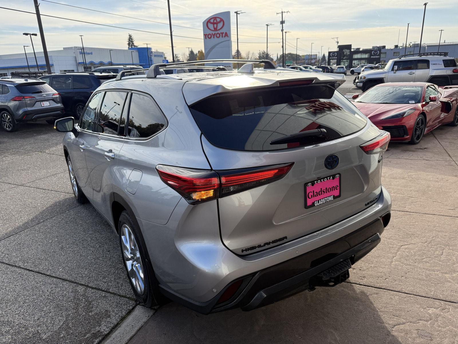 2023 Toyota Highlander Hybrid Limited photo 3