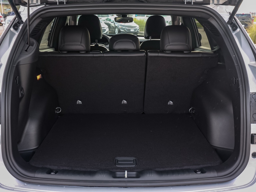 New 2026 Silver Zynith Metallic Clear-Coat Exterior Paint Jeep Latitude image 15