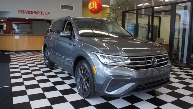 2024 Volkswagen Tiguan SE's photo