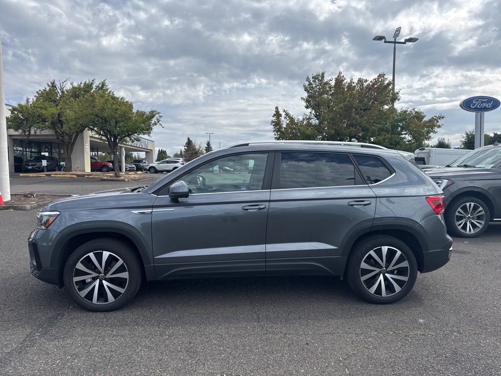 2022 Volkswagen Taos SE photo 2