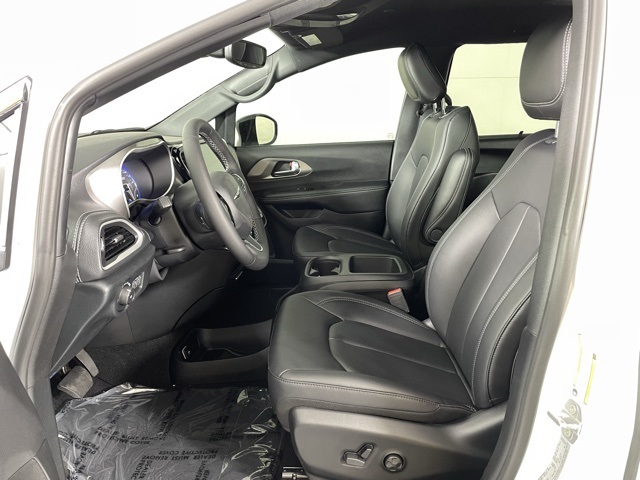 2025 Chrysler Pacifica photo 16